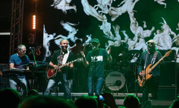 В музыке группы "Брати Гадюкіни" сочетается это панк, блюз, регги, фолк и рок-н-ролл.
