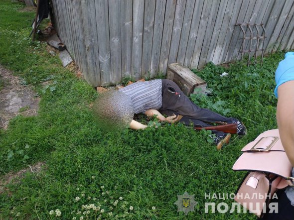 На Киевщине мужчина тяжело ранил отверткой бывшую сожительницу. А сам застрелился из ружья