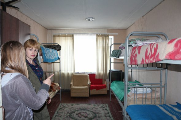 Кімнати у центрі допомоги переселенцям. В Україні тільки біля 7 тисяч внутрішньо переміщених осіб забезпечені житлом 