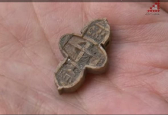 Знайшли давній кістяний хрест