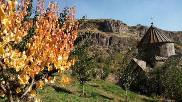 Вірменська кухня ситна, калорійна, солона і складна, але це основа культури. Центр кожного будинку - це великий стіл, який збирає всю родину.