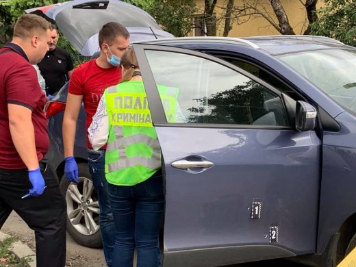 В Ужгороде обстреляли автомобиль начальника управления защиты экономики областного полиции Андрея Иванкива