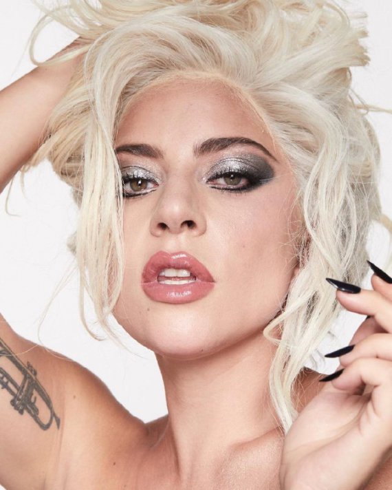 Леди Гага отказалась от фотошопа в рекламной кампании своего бренда косметики