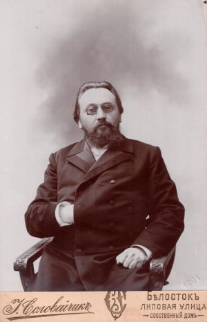 Економіст Антон Синявський 1901 року взяв участь у створенні Комерційного училища в Катеринославі — тепер Дніпро. Очолював його до 1918-го. Потім викладав історію, географію та економіку в Кам’янці-Подільському, Варшаві, Владивостоці, Чернівцях, Краснодарі, Ростові-на-Дону та Сімферополі