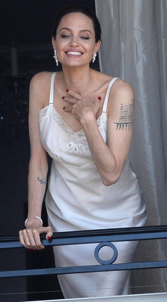 Джоли снимается в рекламе бренда духов Guerlain