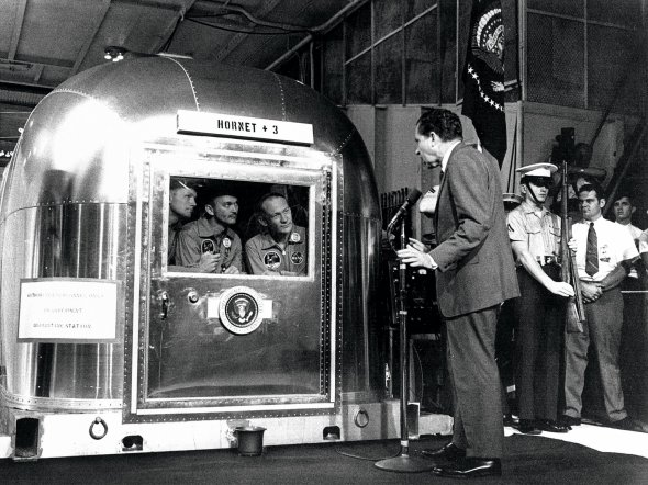 Президент США Річард Ніксон спілкується з екіпажем космічного корабля ”Аполлон-11”, що перебуває в карантинному фургоні на авіаносці Hornet, 25 липня 1969-го. Космонавти Ніл Армстронґ, Майкл Коллінз і Едвін Олдрін здійснили політ до Місяця