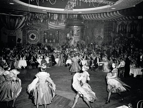 Танцівниці виконують канкан у паризькому кабаре Moulin Rouge – ”Червоний млин”, 20 липня 1951-го. Заклад відкрив за 60 років до цього Жозеф Оллер. Уперше поєднав ресторан і музичний театр. Запросив кращих паризьких танцівниць і навчив їх енергійного танцю, в якому жінки одночасно високо підіймають ноги. Його елементи виконують у кабаре досі