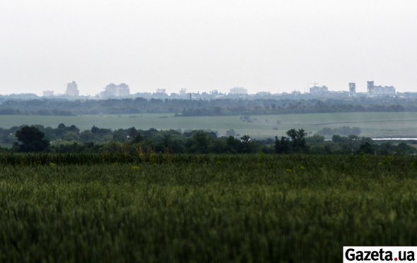 Вблизи Авдеевки на горизонте видно оккупированный Донецк