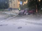 Во Львове 21-летняя водитель Mercedes-Benz свалила электроопору, врезалась в дерево и погибла