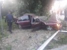 Во Львове 21-летняя водитель Mercedes-Benz свалила электроопору, врезалась в дерево и погибла