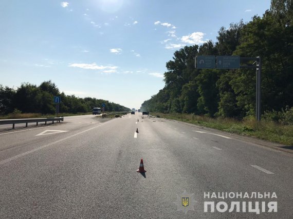 На Житомирщині чоловік на возі спровокував аварію із двома ыномарками. Загинув сам та двоэ його пасажирыв. Ще двоэ людей зазнали травм