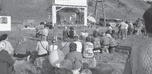 Під час святкового концерту у Стрільчинцях глядачі сиділи на пеньках і тюках соломи. Поряд зі сценою оформили фотозону в українському стилі