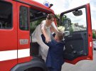 Жених и невеста приехали в ЗАГС на пожарной машине