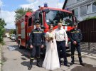 Жених и невеста приехали в ЗАГС на пожарной машине