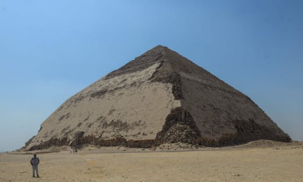 Главный северный вход в пирамиду расположен на высоте 12 м