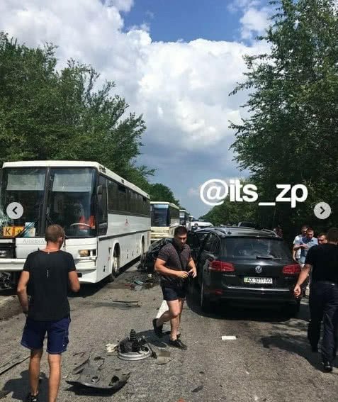 В Запорожской области кортеж президента подрезал колонну автобусов, которые везли детей с отдыха