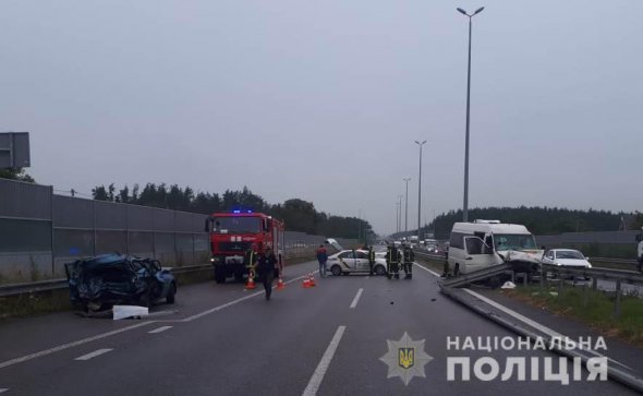 Під Києвом зіткнулися  Volkswagen LT і легковик  Ford Mondeo. Троє людей загинули, ще 18 отримали травми