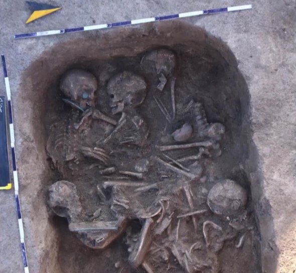 На Тернопольщине раскопали захоронения хозяина со слугами