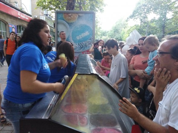 У Миколаєві виборців годували морозивом. Спостерігачі звернулися до поліції.