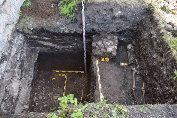 В ходе раскопок фонтана "Одуванчик" нашли канализацию XV в.