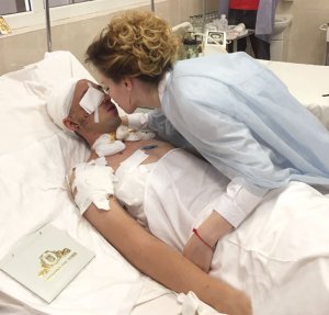 Військовий Олександр Беспалов після поранення 11 днів був у комі. Коли прийшов до тями, розписався і повінчався зі своєю коханою Анною Чубчик. Вона на шостому місяці вагітності