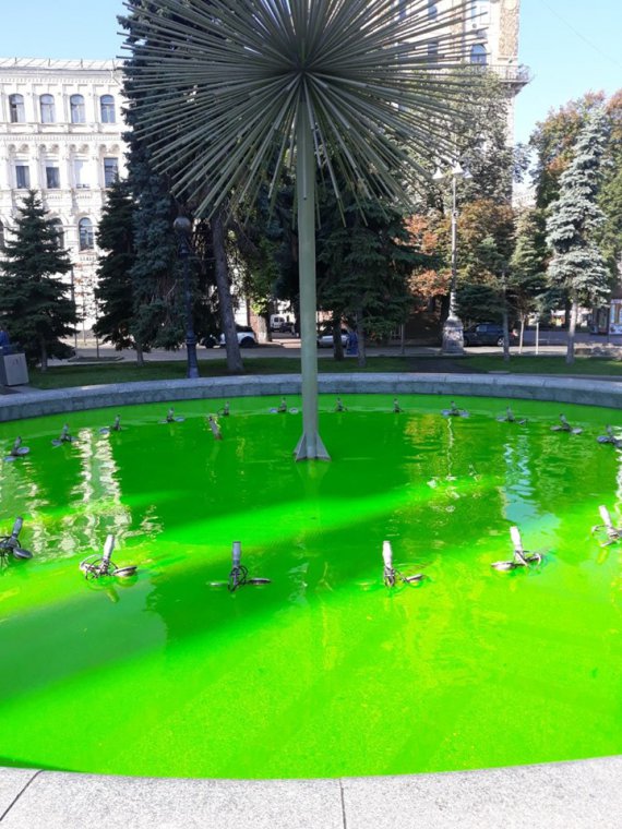 У фонтани вилили зелену фарбу та мильний розчин.