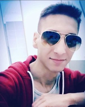 Володимир Каналош грав на гітарі у кафе та ресторанах. У нього залишилася донька 5-річна Анна