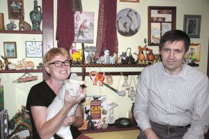 Ольга й Вадим Васильєви колекціонують фігурки котів із 2002 року. Привозять їх із закордонних подорожей