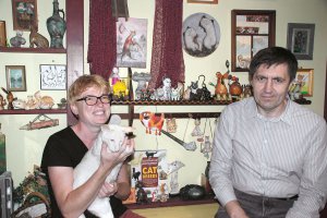 Ольга й Вадим Васильєви колекціонують фігурки котів із 2002 року. Привозять їх із закордонних подорожей