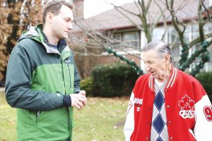 Режисер Володимир Мула (ліворуч) спілкується з канадцем українського походження Волтером Грецкі — батьком найкращого хокеїста в історії Вейна Грецкі