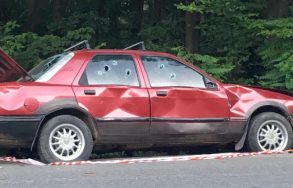 На Закарпатті обабіч дороги   "Мукачево-Рогатин"  знайшли розбиту розстріляну іномарку без номерів