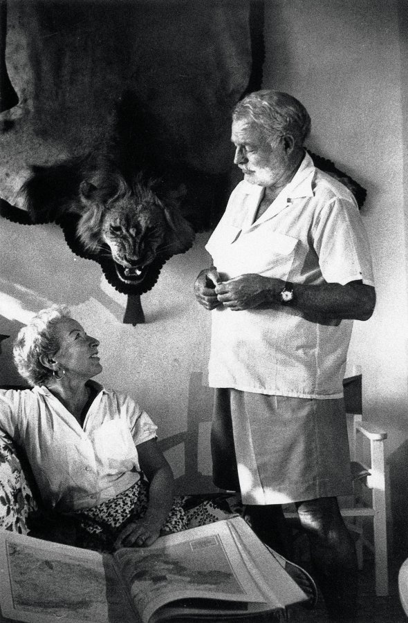 Письменник Ернест Гемінґвей із дружиною Мері Велш у 1950-х жили у маєтку ”Фінка Віхіа” на Кубі. Жінка обладнала там для нього робочу студію, яку назвала ”Біла вежа” – як ресторан, у якому вони познайомилися. На стінах дому Гемінґвей чіпляв трофеї, впольовані в Африці та Північній Америці