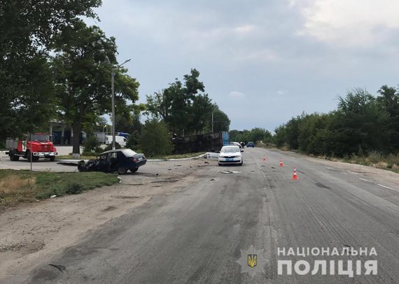У Запорізькій області вантажівка протаранила легковик і перекинулася.