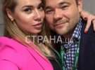 Анастасия также отметила, что "умная и уверенная в себе женщина», не ревнует своего мужа к президенту Украины Владимира Зеленского, с которым он проводит все свое время
