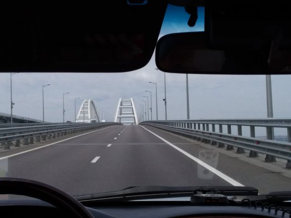 У мережі показали нові фото безлюдного Кримського мосту