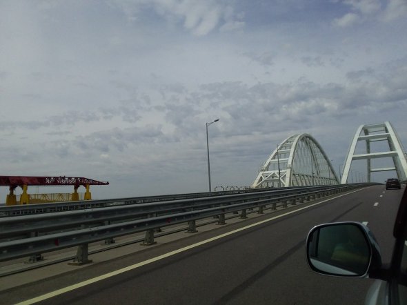 У мережі показали нові фото безлюдного Кримського мосту
