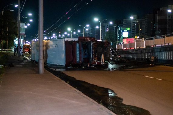 В Киеве грузовик Volvo упал с моста. Водитель мог заснуть за рулем, говорят в полиции
