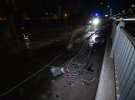 У Києві   вантажівка Volvo впала  з мосту. Водій  міг заснути за кермом, кажуть в поліції