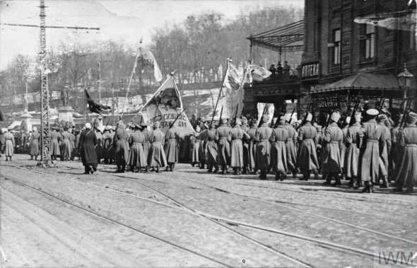 Полуботковцы проходят Киевом в июле 1917-го
