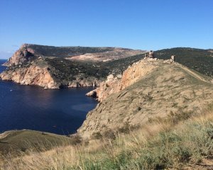 Пятно на поверхности воды в оккупированной русскими Балаклаве