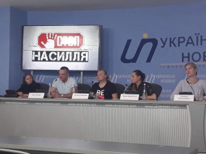 Поліція перешкоджає просвітницьким акціям проти насильства в медіа та в суспільстві.