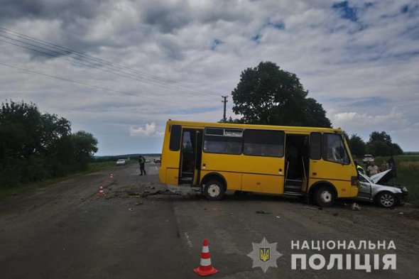 На Тернопольщине не разминулись рейсовый автобус и автомобиль Skoda Superb. Погибла 46-летняя пассажирка легковушки