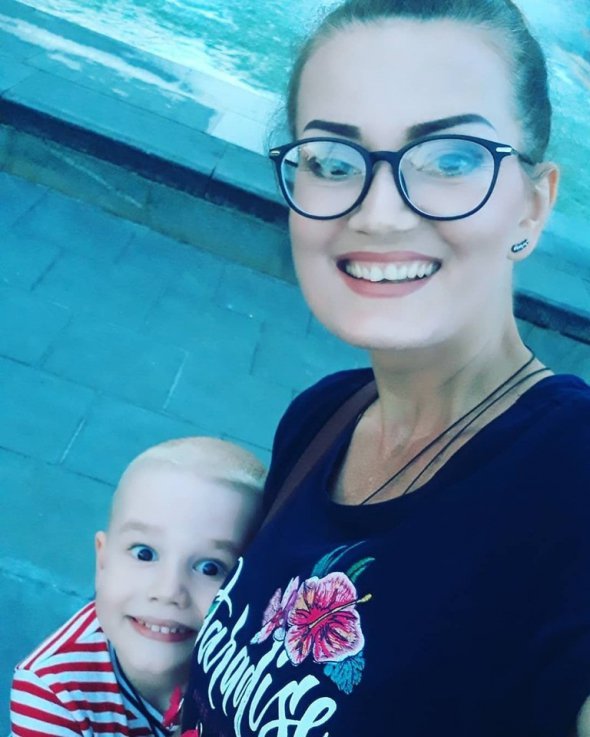 Юлия Зеленова из Луганска вместе с сыном переехала в Харьков. Социальных выплат хватает на оплату комнаты в студенческом общежитии.
