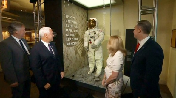 Скафандр Нила Армстронга выставили в Национальном музее воздухоплавания в Вашингтоне