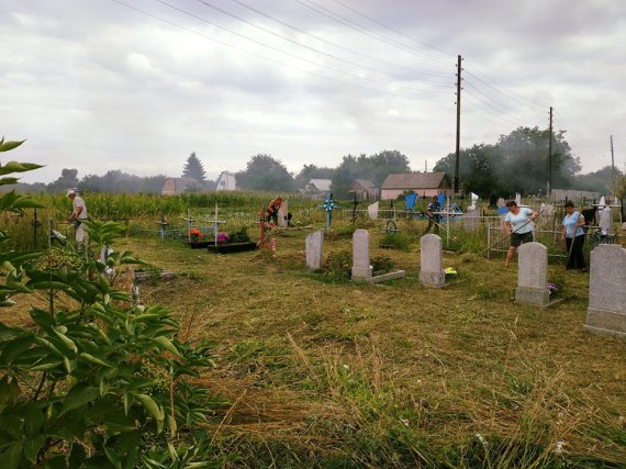 У селі Ватажкове Полтавського району навели лад на кладовищі
