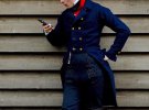 Англієць 25-річний Зак Мак Леод Пінсент з Брайтона більше 11 років не носить сучасного одягу. У 14 років спалив останню пару джинсів і з тих пір сам шиє для себе одяг. Хоббі стало повноцінною робою. У нього замовляють костюми й сукні чоловіки й жінки