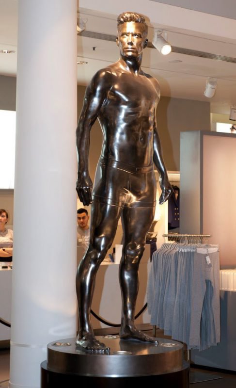 Скульптура Дэвида Бекхэма. ФОТО: novosti-n.org