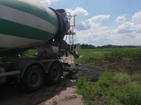 Неподалік села Коломацьке Полтавського району на узбіччя вивалили якісний бетон
