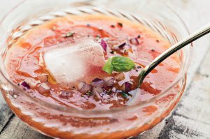 У розлитий по тарілках гаспачо вкидають трохи льоду й подрібненої зелені. Присипають сухариками