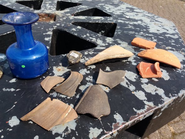 Цветной стеклянный сосуд и остатки римской керамики, которые обнаружил человек на юго-западном побережье Великобритании